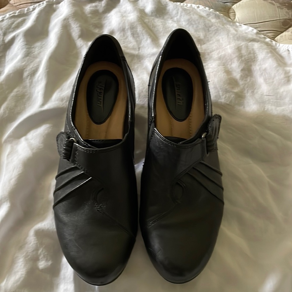 Women’s Earth shoes  size 9.5 D